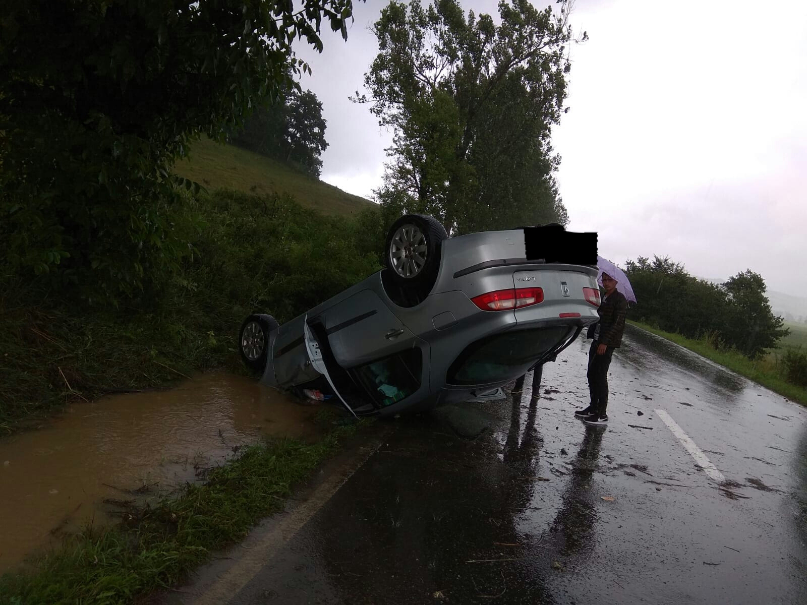 FOTO: Cu viteză pe șoseaua udă, o femeie s-a răsturnat cu mașina în șanț