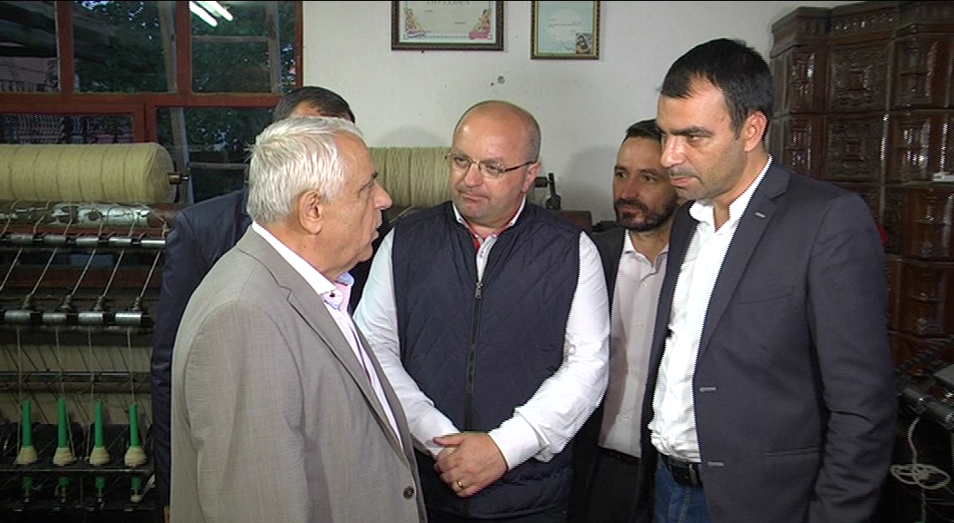 FOTO: Ministrul agriculturii in vizită la Sadu. Petre Daea a fost la daracul de lana si la un producator de telemea de Sibiu