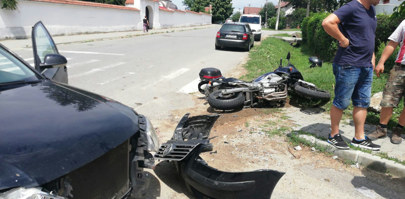 Un motociclist a fost lovit de o mașină, șoferul a întors fără să se asigure