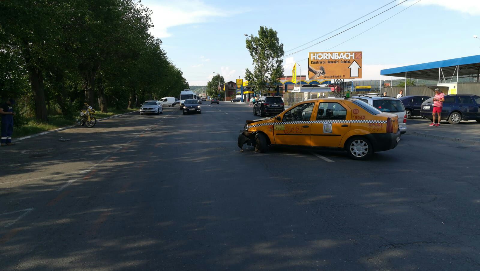 Motociclist rănit după ce a fost lovit de un taxi