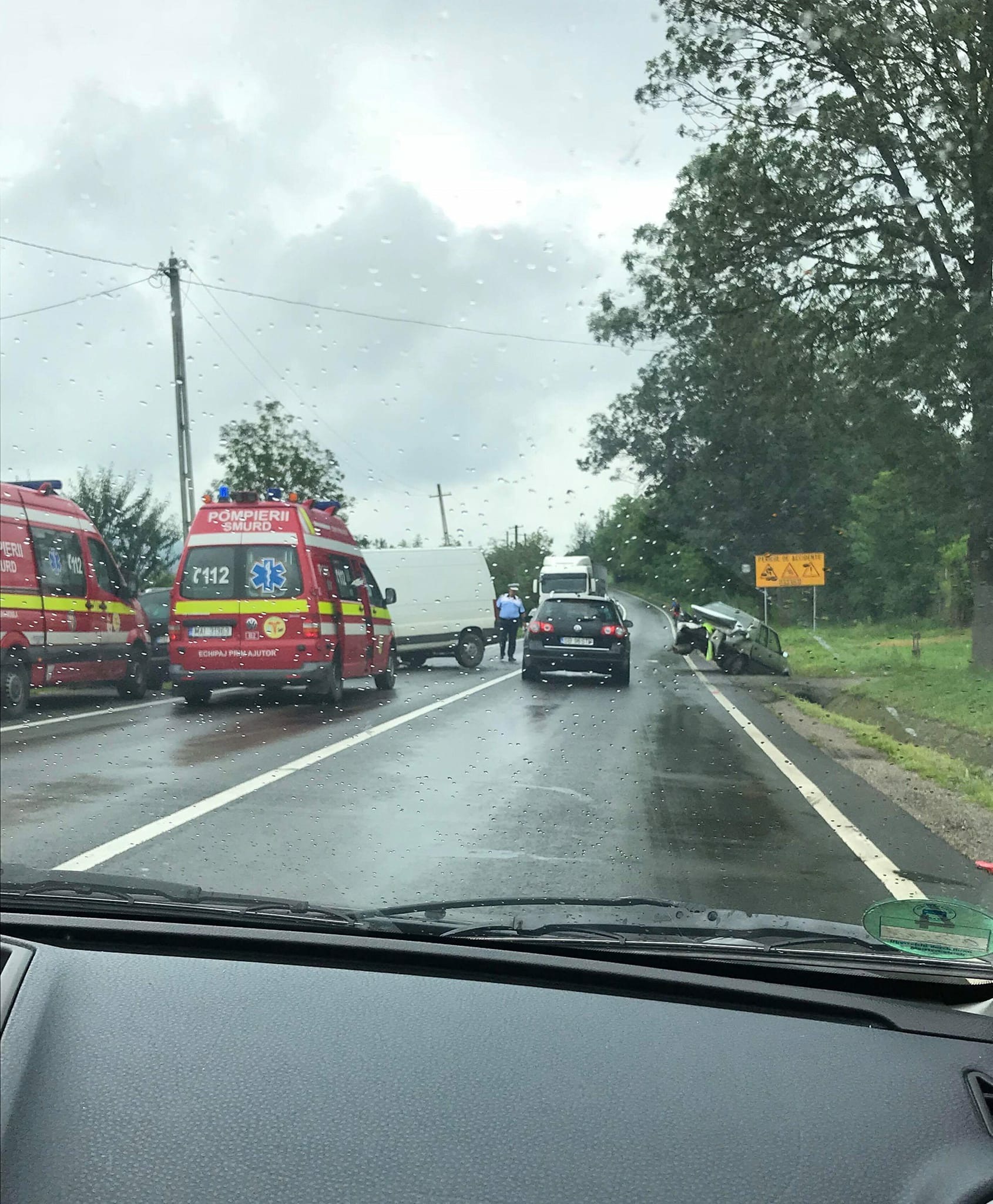 Accident grav la Vestem! Doua masini și un microbuz s-au ciocnit violent