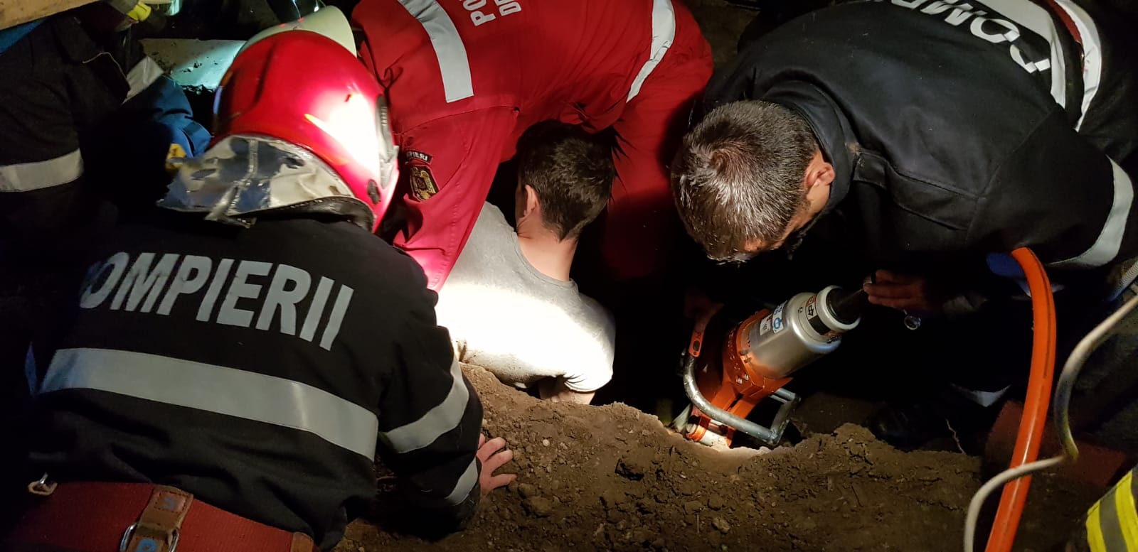 FOTO: Un om a fost prins între un mal de pamant și un zid de beton