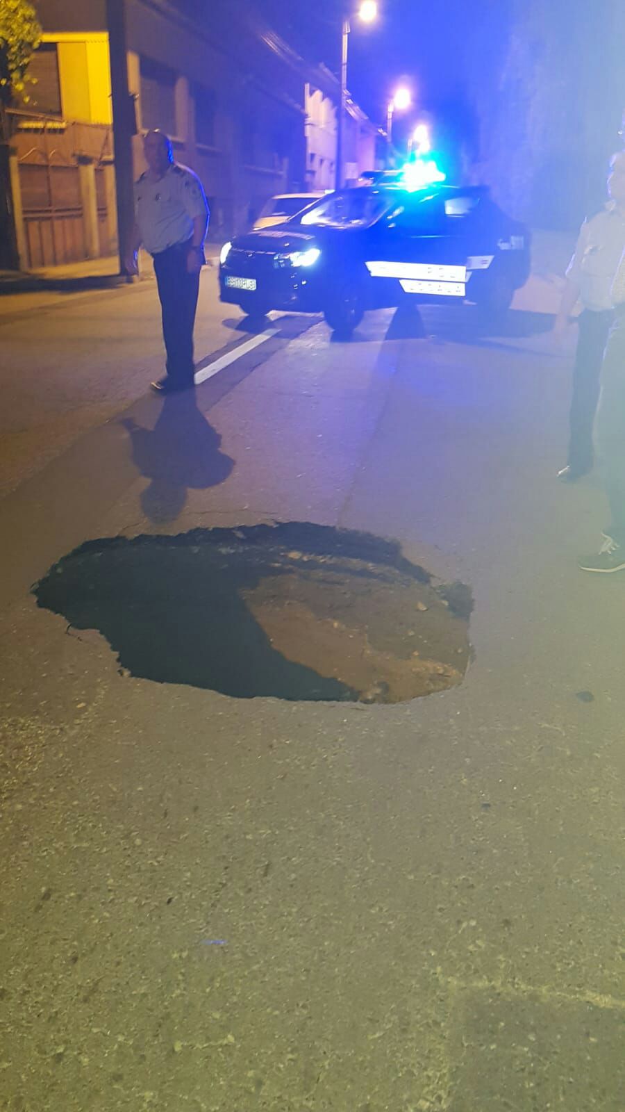 FOTO-VIDEO: Crater uriaș pe strada Râului, pământul s-a surpat sub asfalt