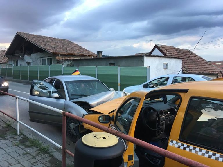 4 răniți după ce două autoturisme s-au lovit