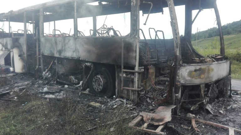 FOTO – Autobuz distrus în totalitate de un incendiu