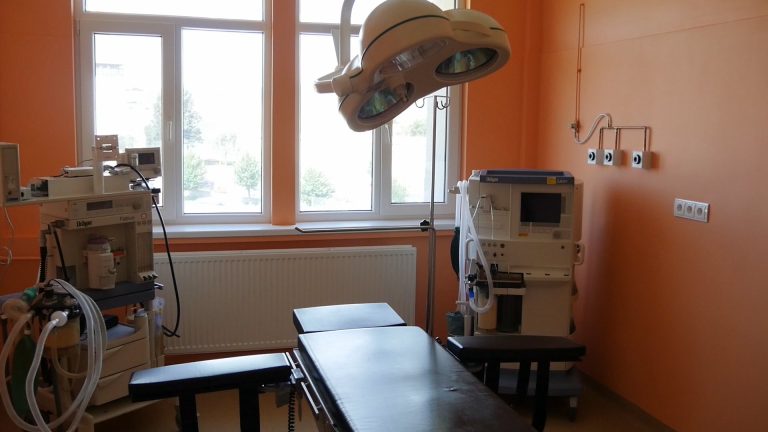 FOTO – Bloc operator modernizat și săli noi de nașteri și operații la Ginecologia din Mediaș