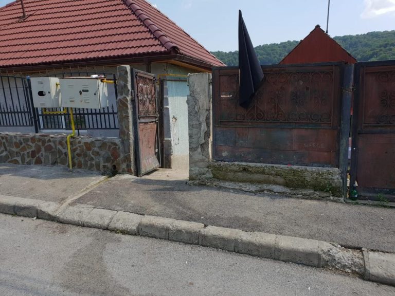FOTO – Crimă la Mediaș: un bărbat de 35 de ani a fost înjunghiat în gât și stomac de un vecin