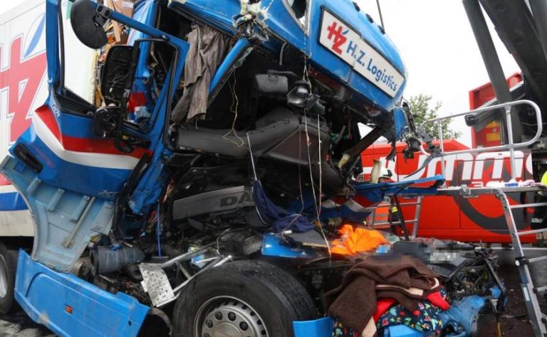 FOTO – Doi șoferi de TIR, angajați ai unei firme din Mediaș, au murit într-un grav accident rutier în Austria