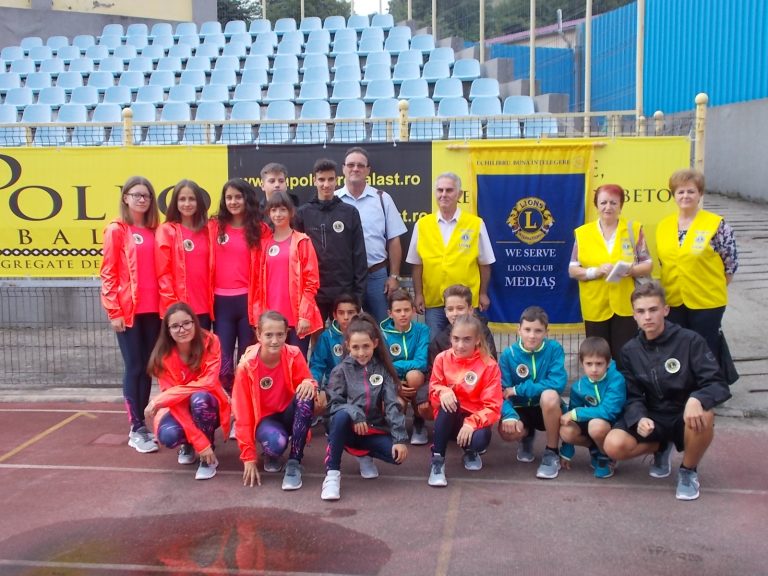 Atleții CSS Mediaș au primit echipamente sportive și suplimente alimentare din partea Clubului Lions