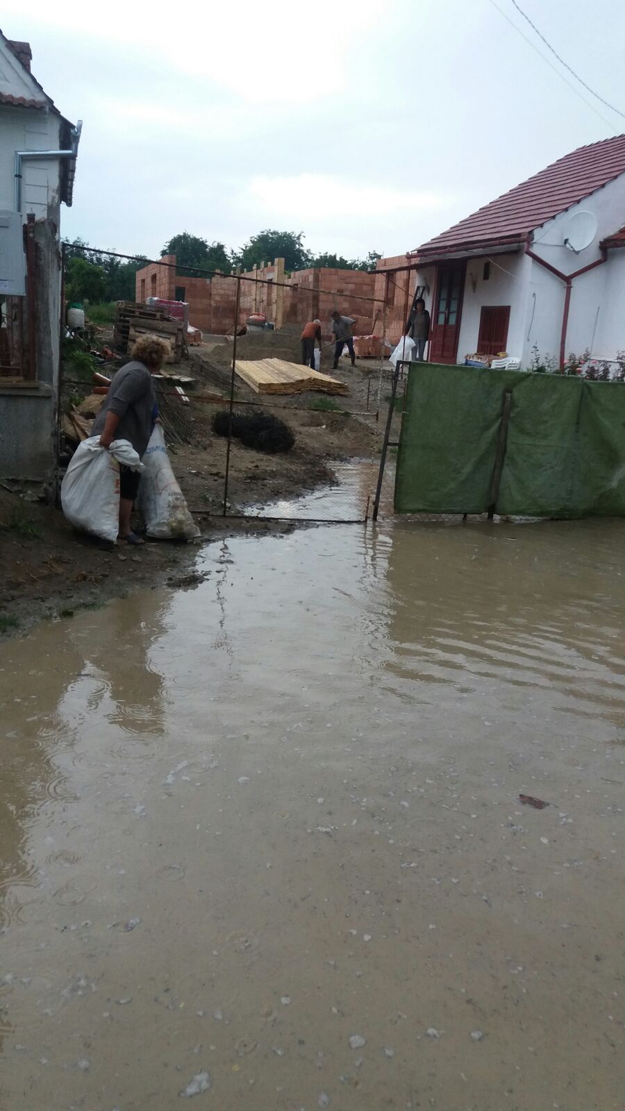 Inundatiile fac prapad in Apoldu de Jos