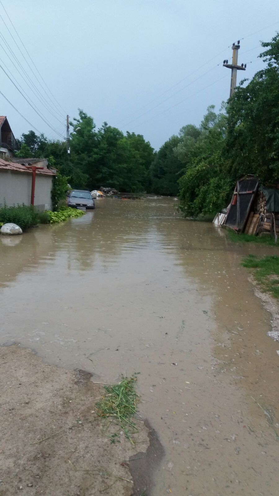 3 locuinte, 15 curti si 30 de subsoluri au fost afectate de inundatii