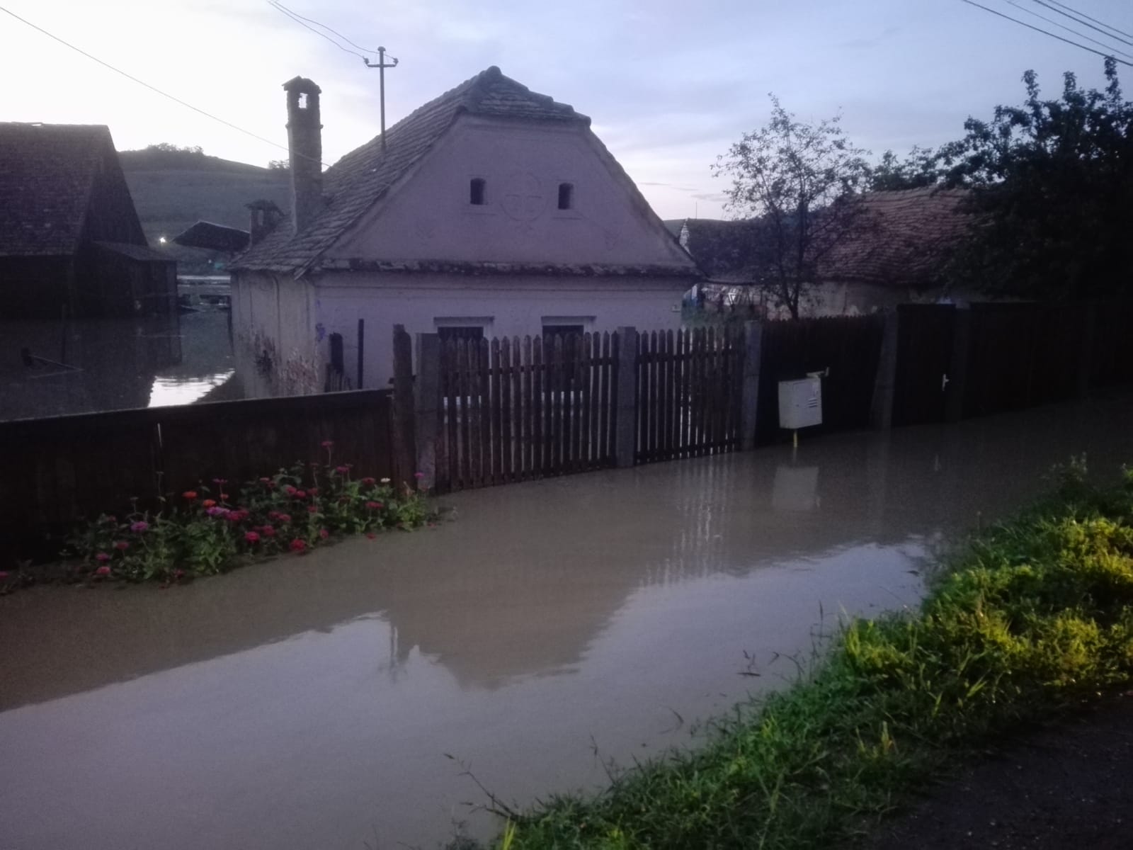 Pagube de proportii in urma inundatiilor de luni