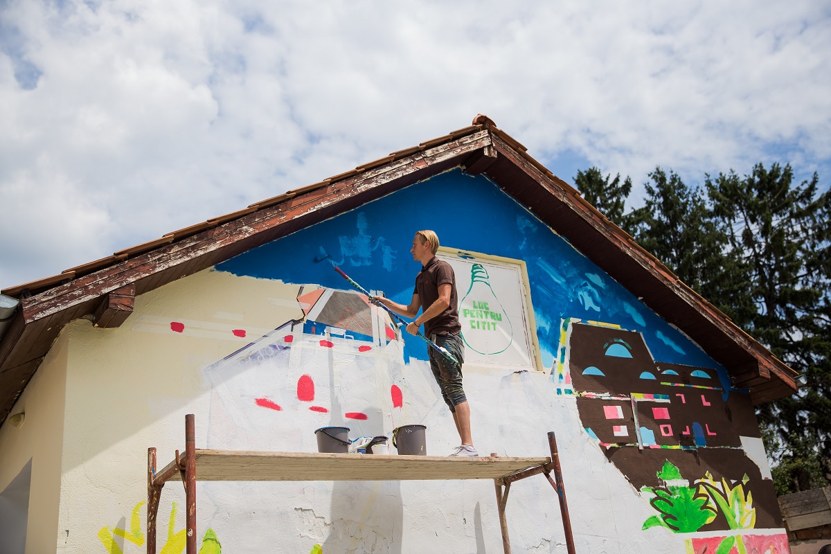 Constănțeanul care dă culoare satelor din România a „îmbrăcat” în „Sărutul” lui Brâncuși Școala nr. 4 din Sibiu