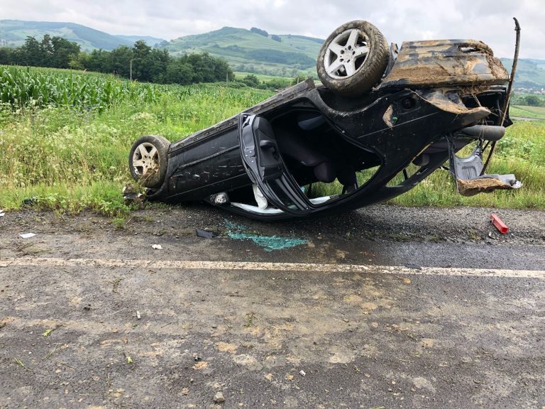 FOTO – Autoturism răsturnat pe Drumul Național 14