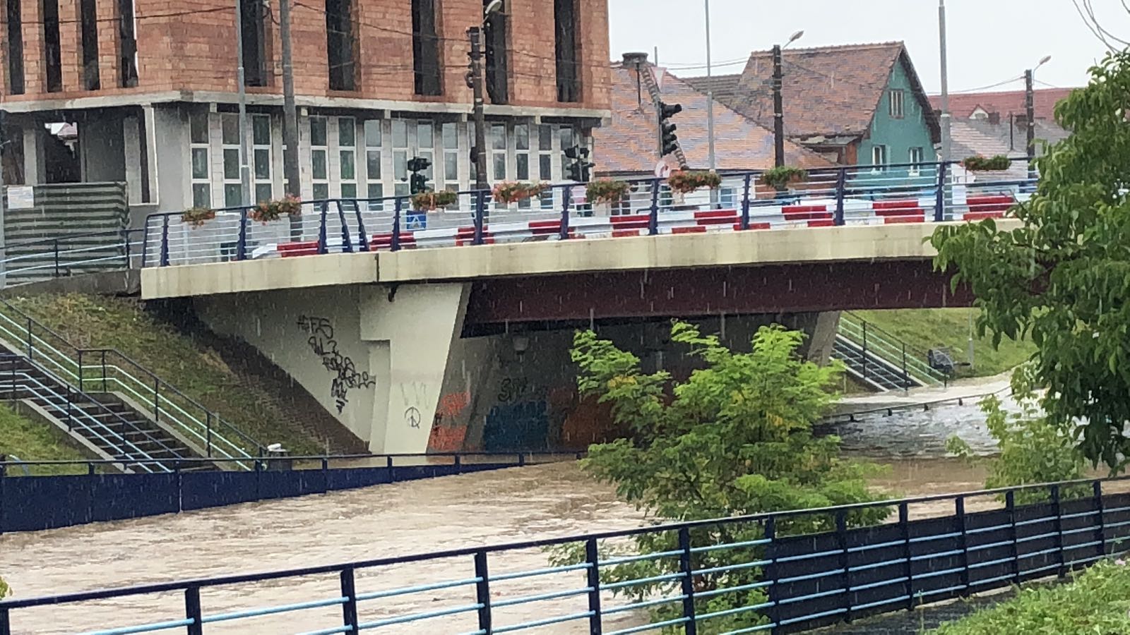 Cibinul crește amenințător. Se ridică diguri de saci de nisip