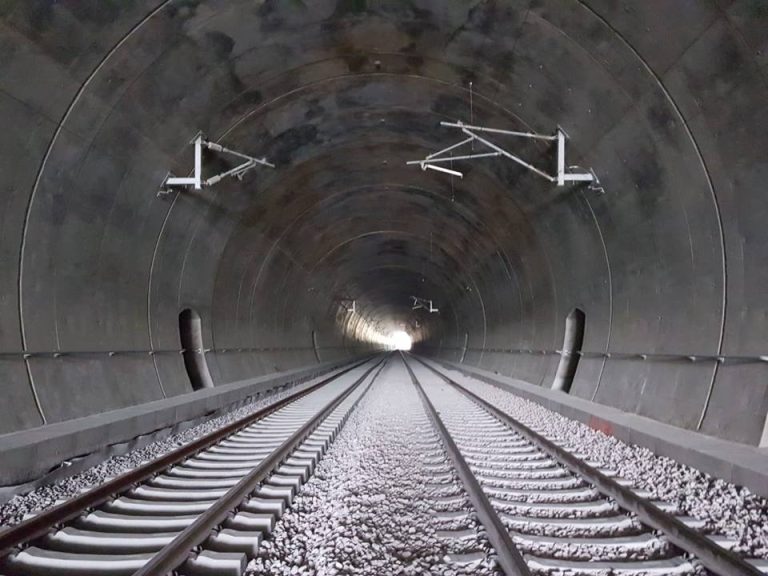 FOTO – Tunelul Daneș, cel mai lung tunel de cale ferată construit după 1989, a fost finalizat
