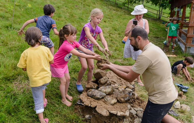 Copiii învață lucruri noi, într-o tabără de la poalele Munților Făgăraș