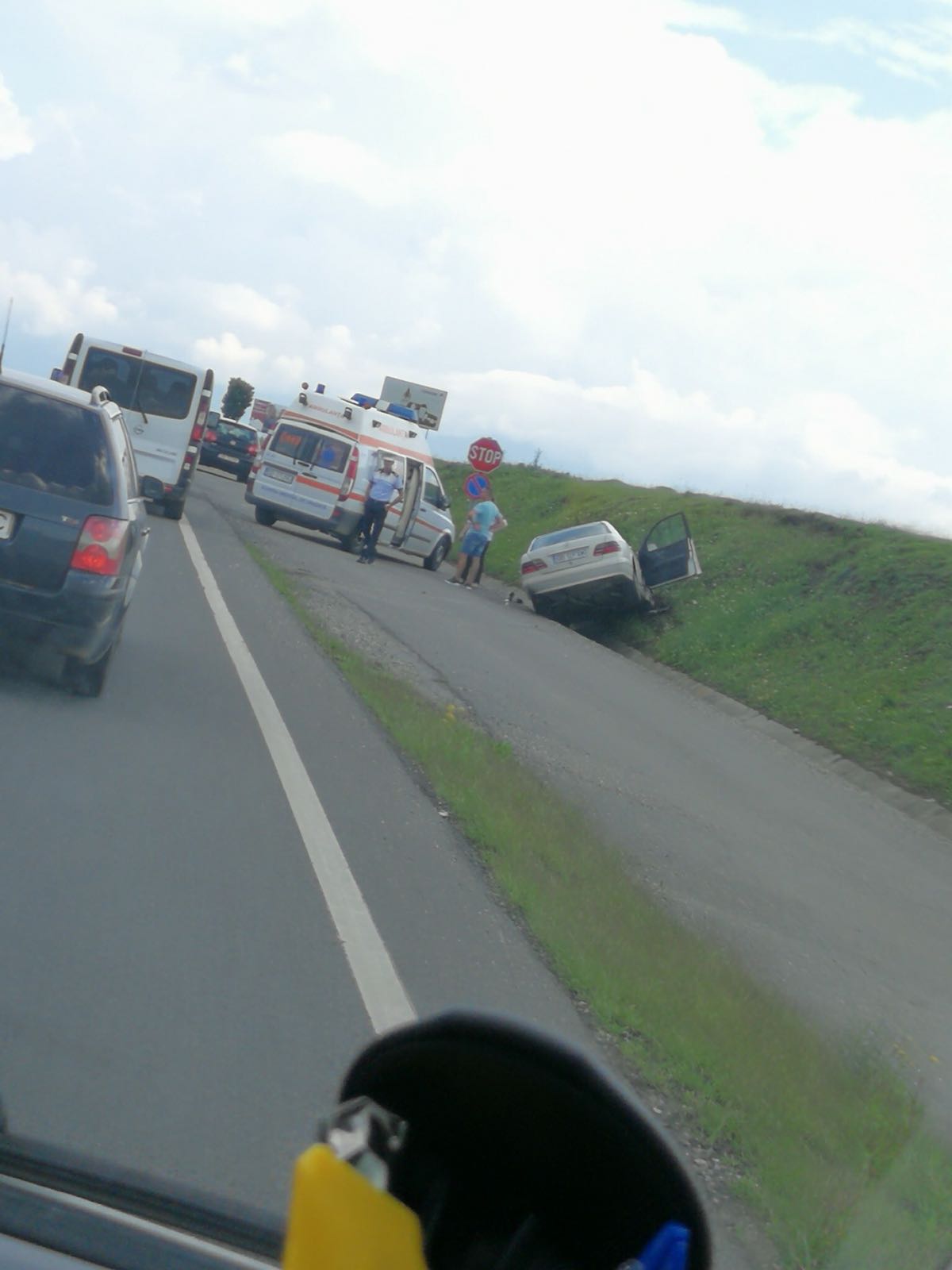 Accident pe DN1, la Șelimbăr. O șoferiță a lovit un cal