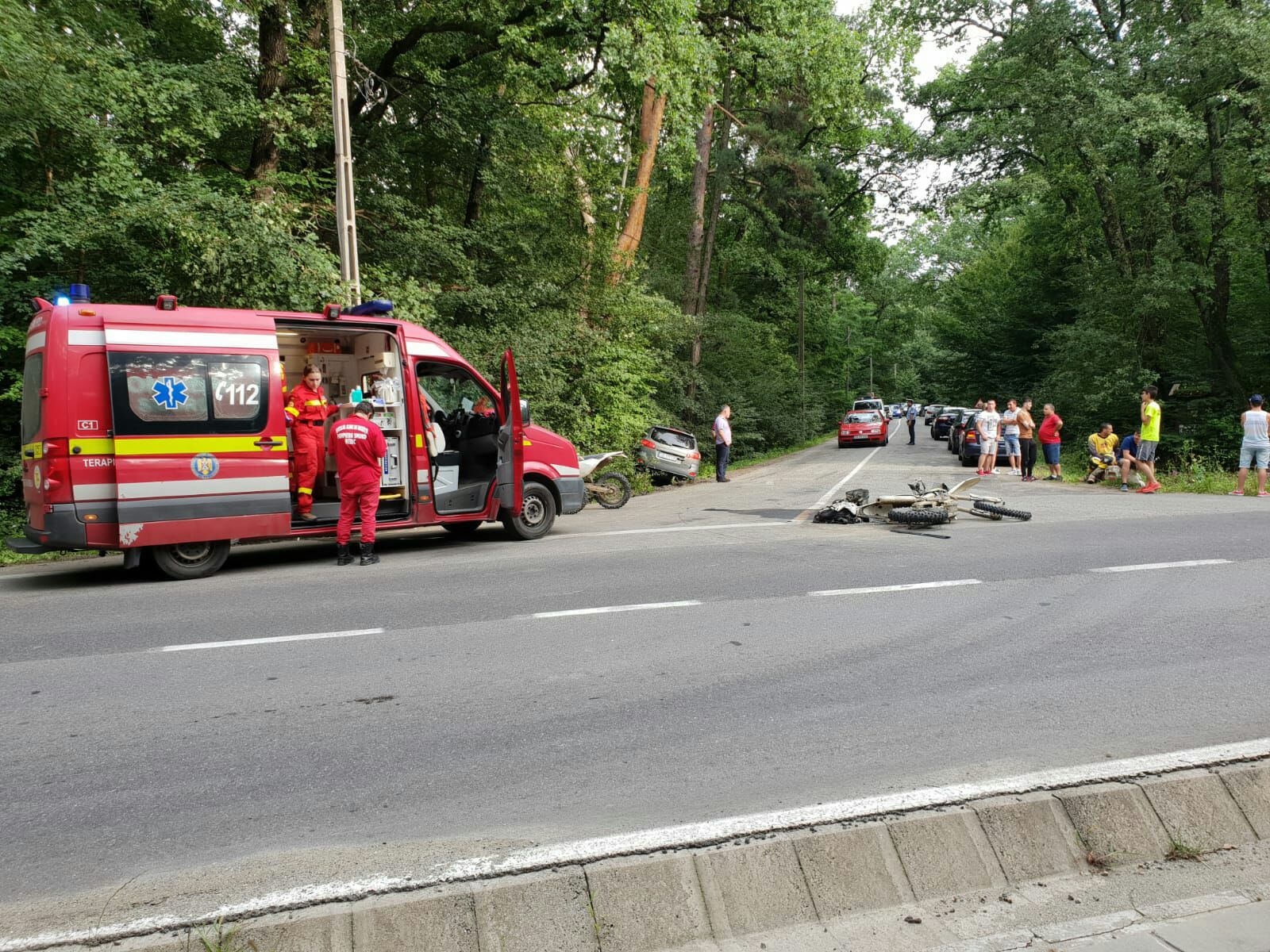 FOTO: Accident pe drumul spre Rășinari, o mașină a lovit un motociclist