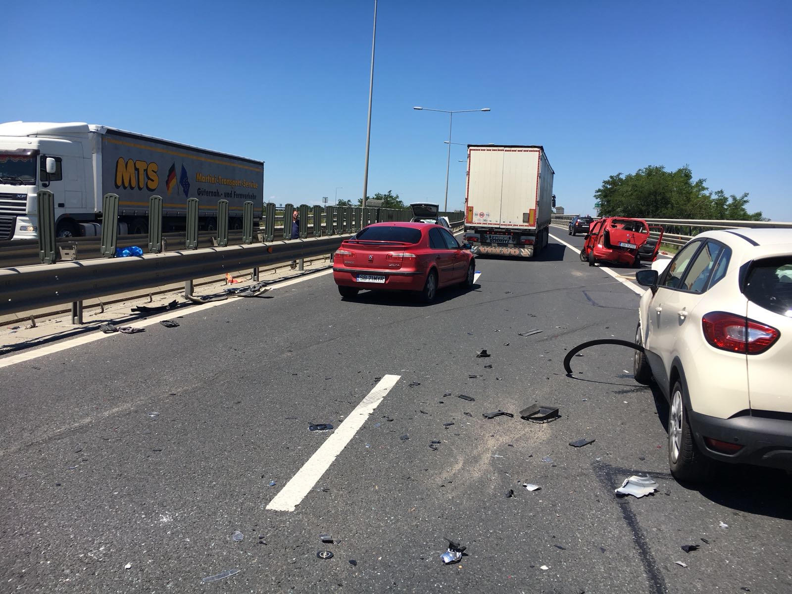 FOTO-VIDEO: Accident grav pe autostradă, o șoferiță a vrut să întoarcă mașina