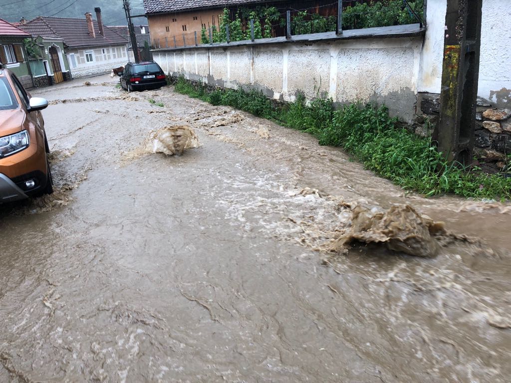 FOTO-VIDEO: Un nou episod de ploaie abundenta. Pe DN1 este apă pe șosea iar mai multe subsoluri din Cristian au fost inundate
