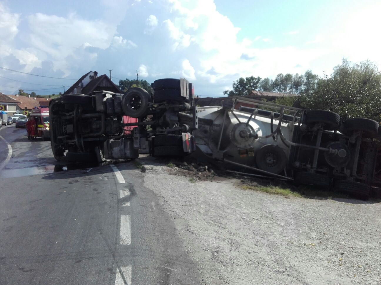 FOTO: Cisternă răsturnată pe șosea la Scoreiu, combustibiul s-a scurs pe drum