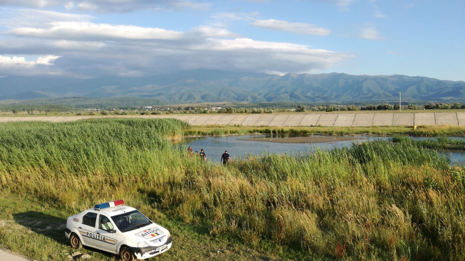 UPDATE FOTO-VIDEO: Doi copii au căzut în Olt, unul s-a salvat iar celălalt este căutat de scafandri