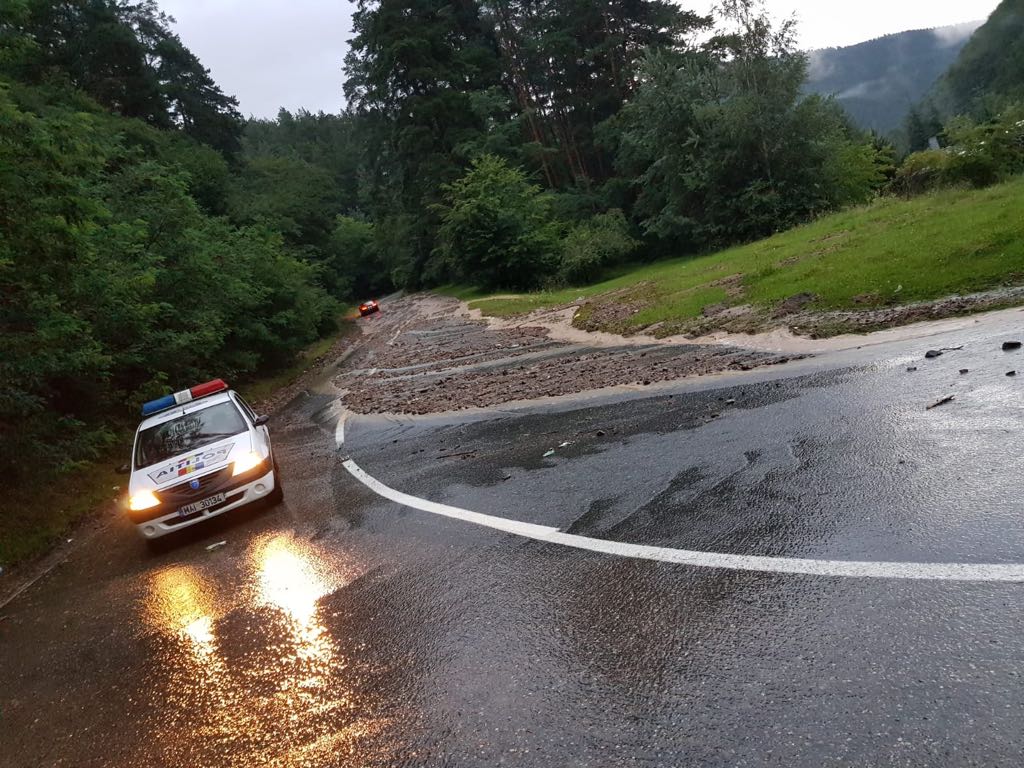 FOTO-VIDEO: Drumul spre Păltiniș acoperit cu apă și aluviuni