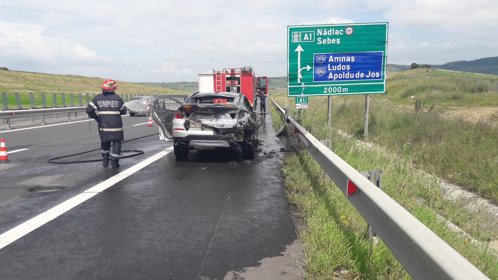 FOTO: O mașină a luat foc pe autostradă, pompierii au stins focul