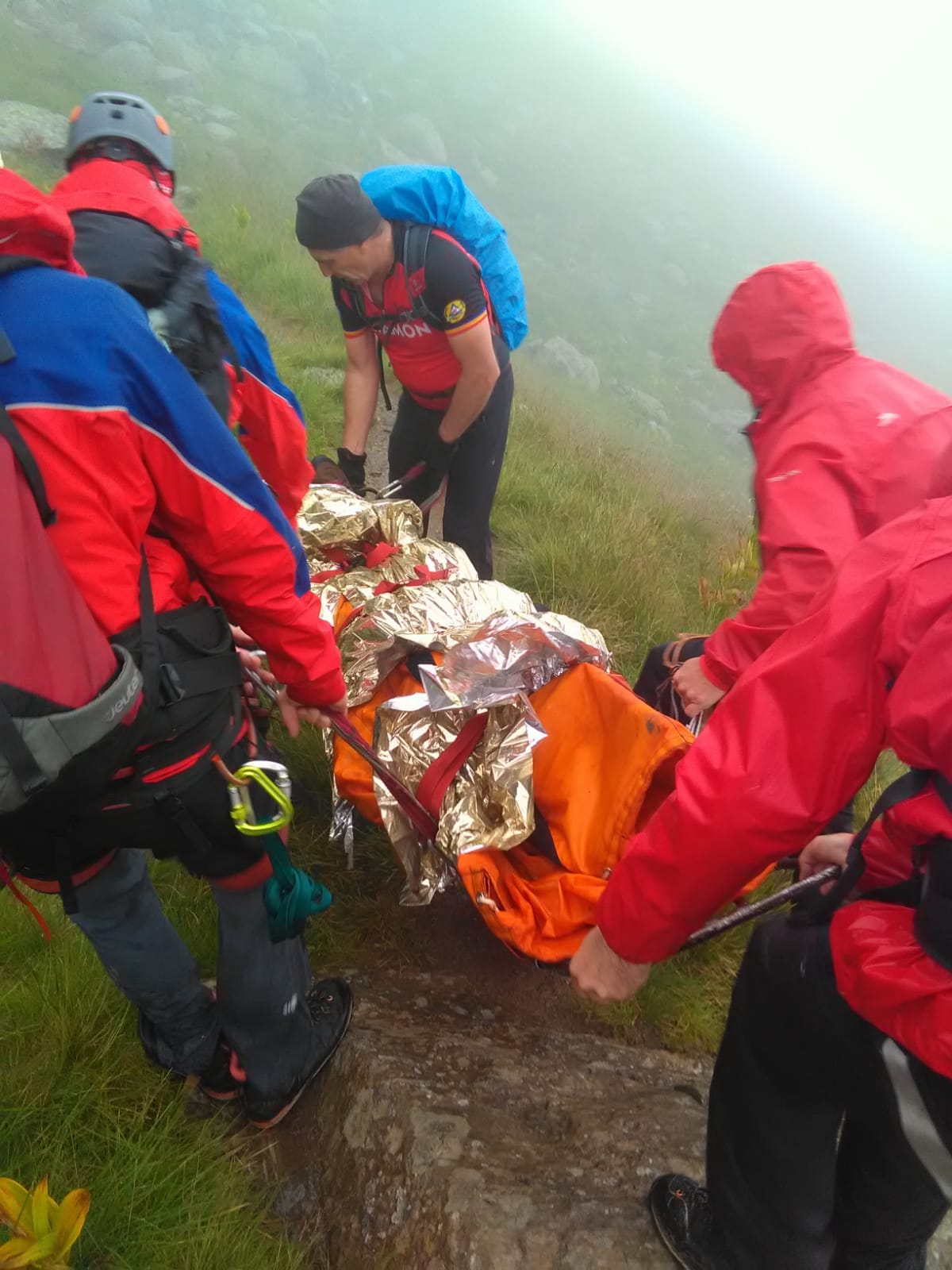 FOTO: Misiunea de salvare a turistei cazută în prăpastie s-a încheiat, femeia a fost transportată la spital