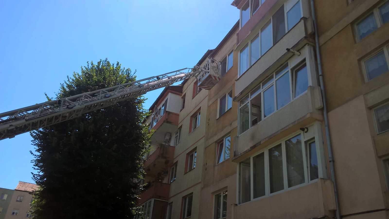 FOTO: Copil de 4 ani blocat în apartament, părinții au chemat pompierii