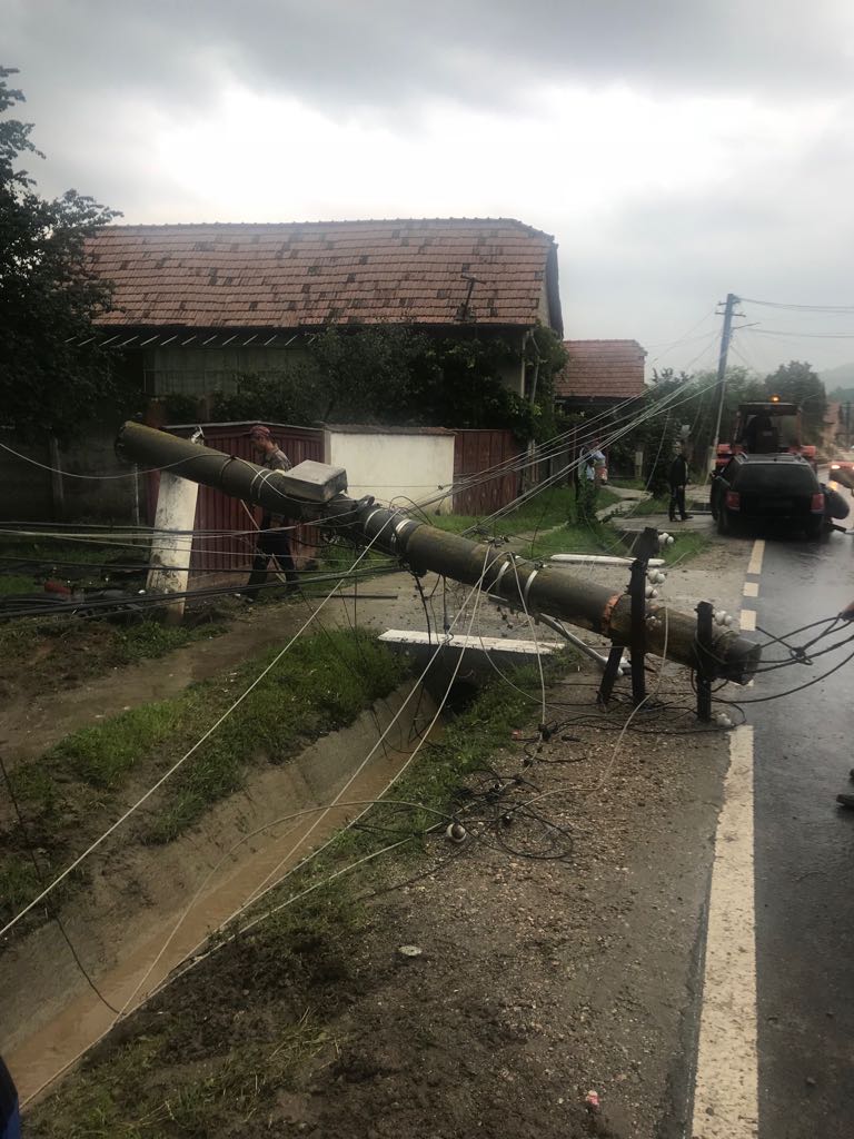 FOTO: Un șofer băut a doborât un stâlp de electricitate în localitatea Slimnic