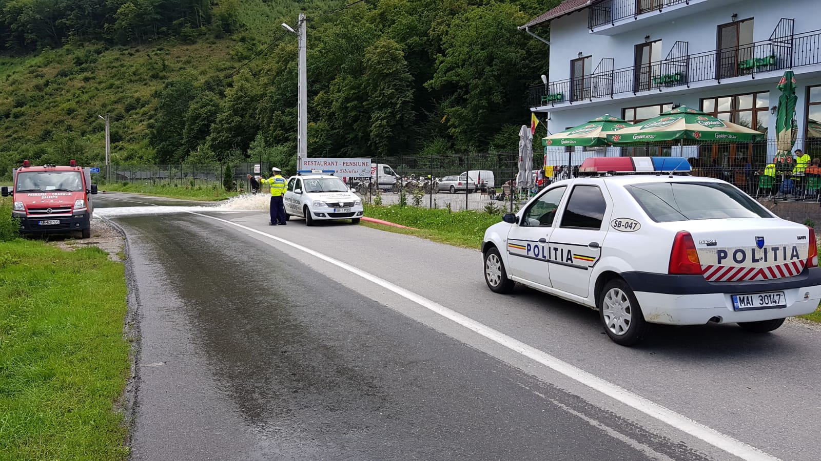FOTO-VIDEO: Trafic îngreunat pe drumul dintre Săcel și Orlat, pompierii scot apa din zona unei pensiuni