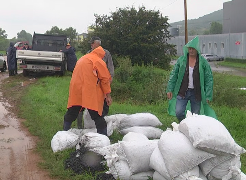 FOTO: Ploile fac probleme și în oraș, pe strada Podului s-a făcut dig din saci de nisip pentru că Cibinul iese din matcă