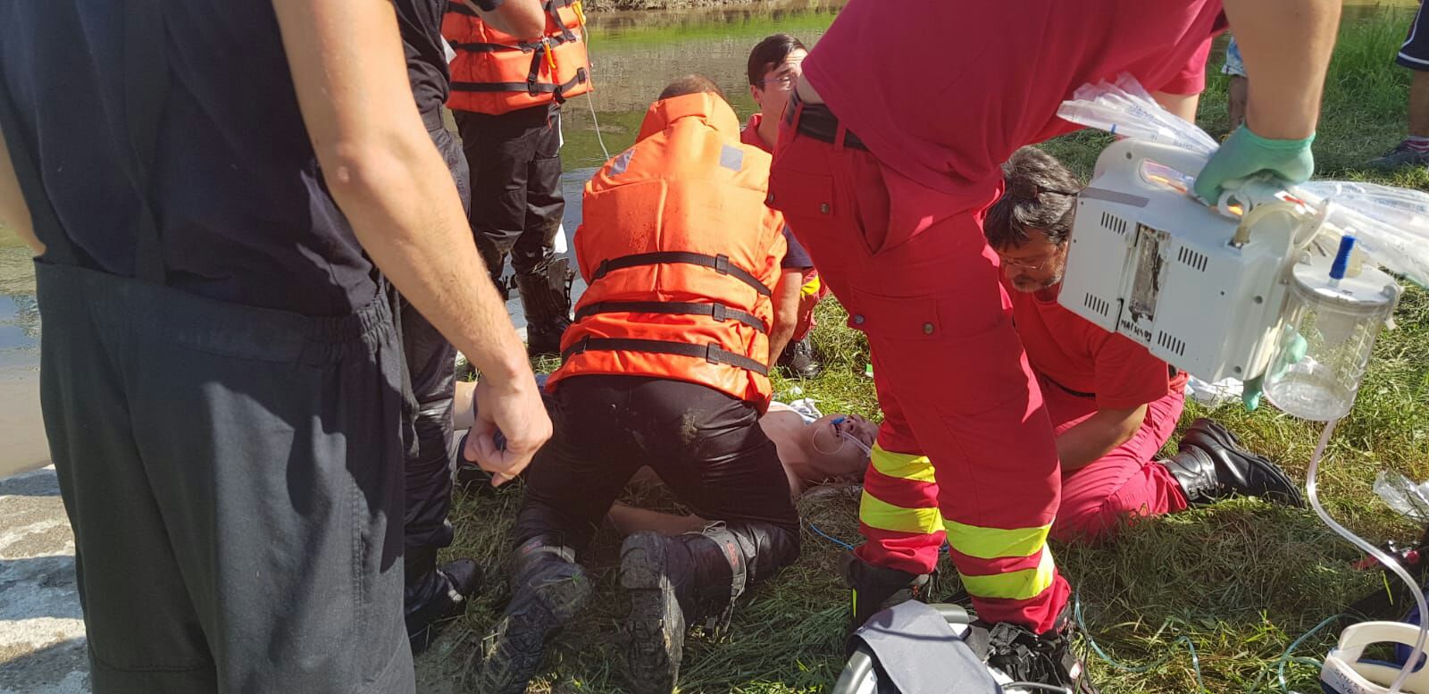 VIDEO. Bărbat căzut în râul Cibin, salvat de pompieri şi transportat la UPU
