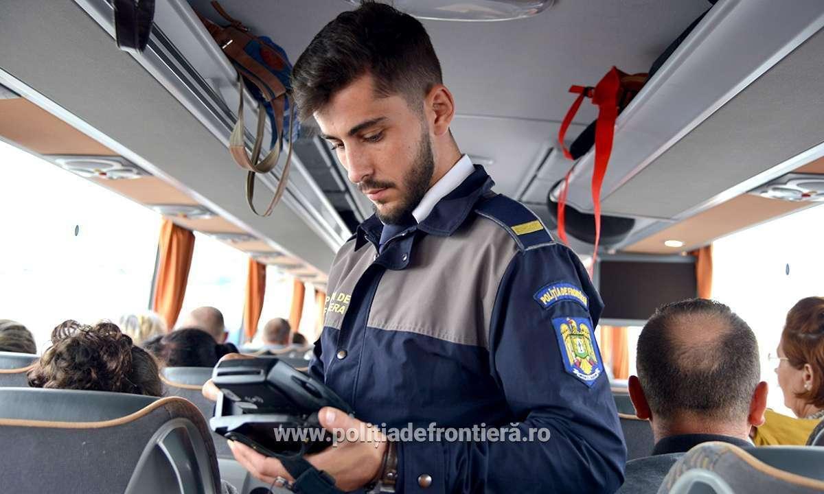 O sibiancă şi-a ascuns copilul sub bancheta unui microbuz, pentru a-l scoate ilegal din ţară