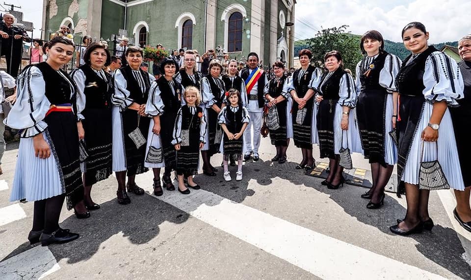 Gura Râului îmbracă straie de sărbătoare, duminică