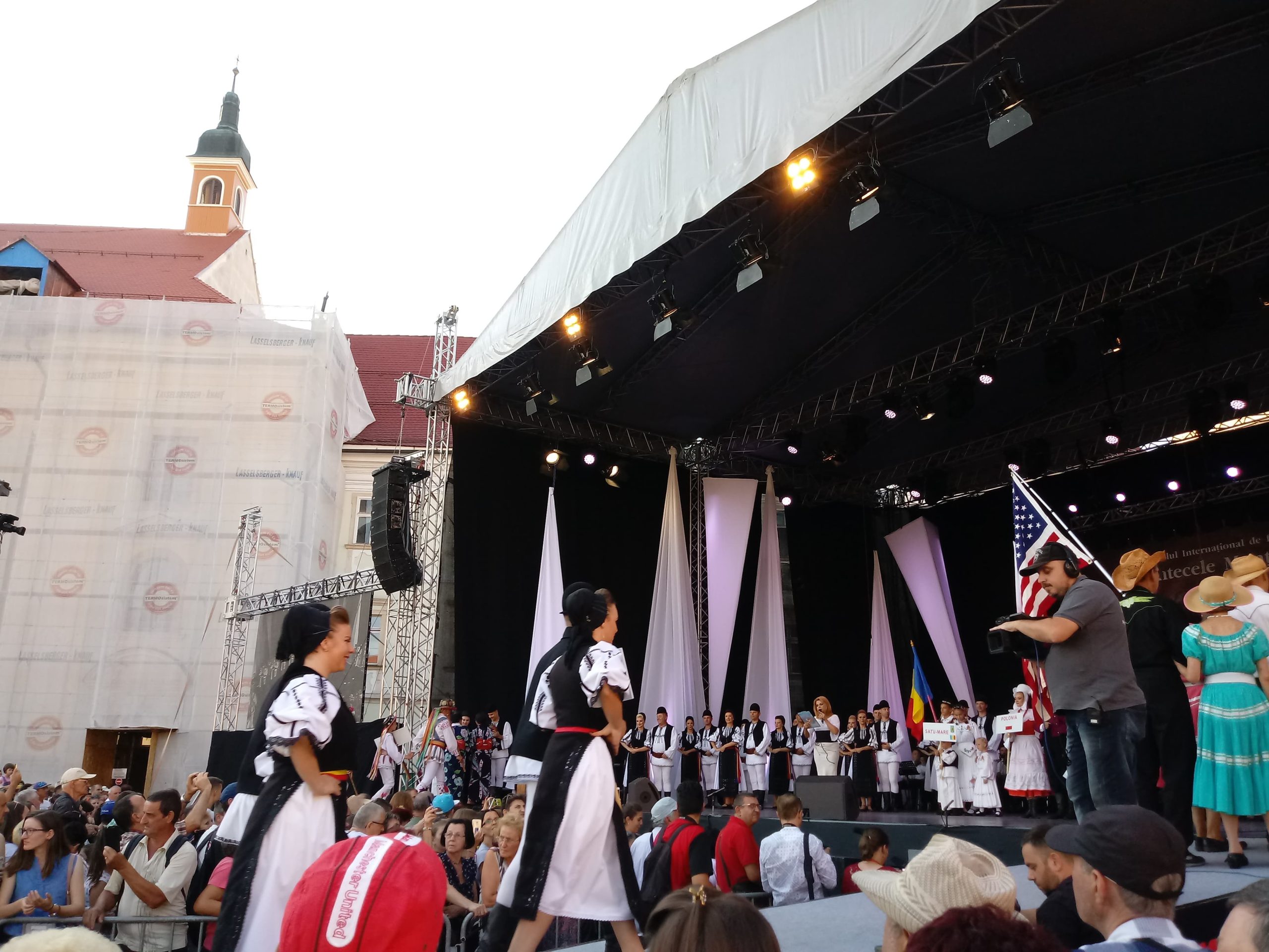 VIDEO. „Cântecele Munţilor” răsună în Piaţa Mare, până duminică