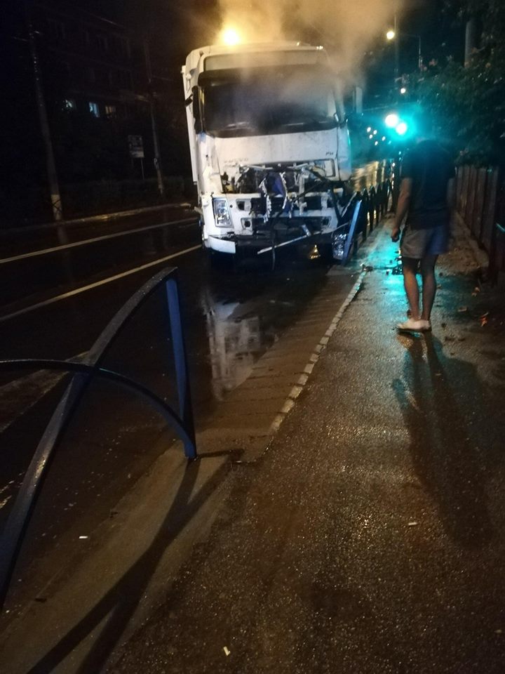 FOTO – Coliziune între două TIR-uri. Unul dintre șoferi a fost rănit