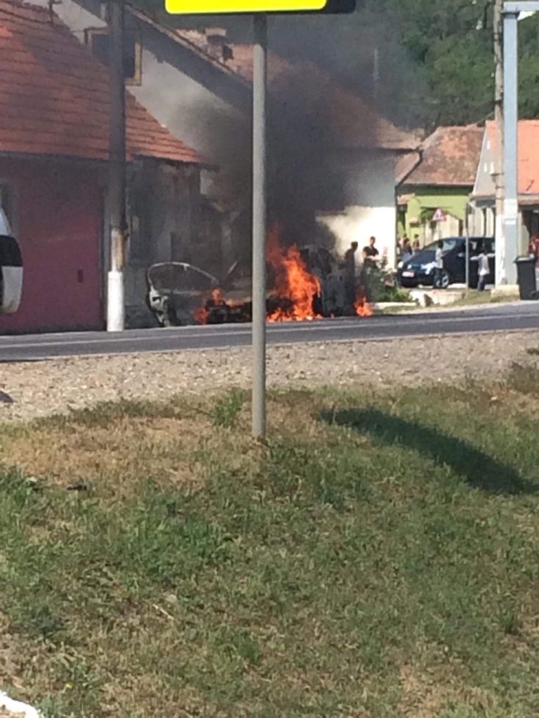 Autoturism distrus de un incendiu, la Șeica Mare