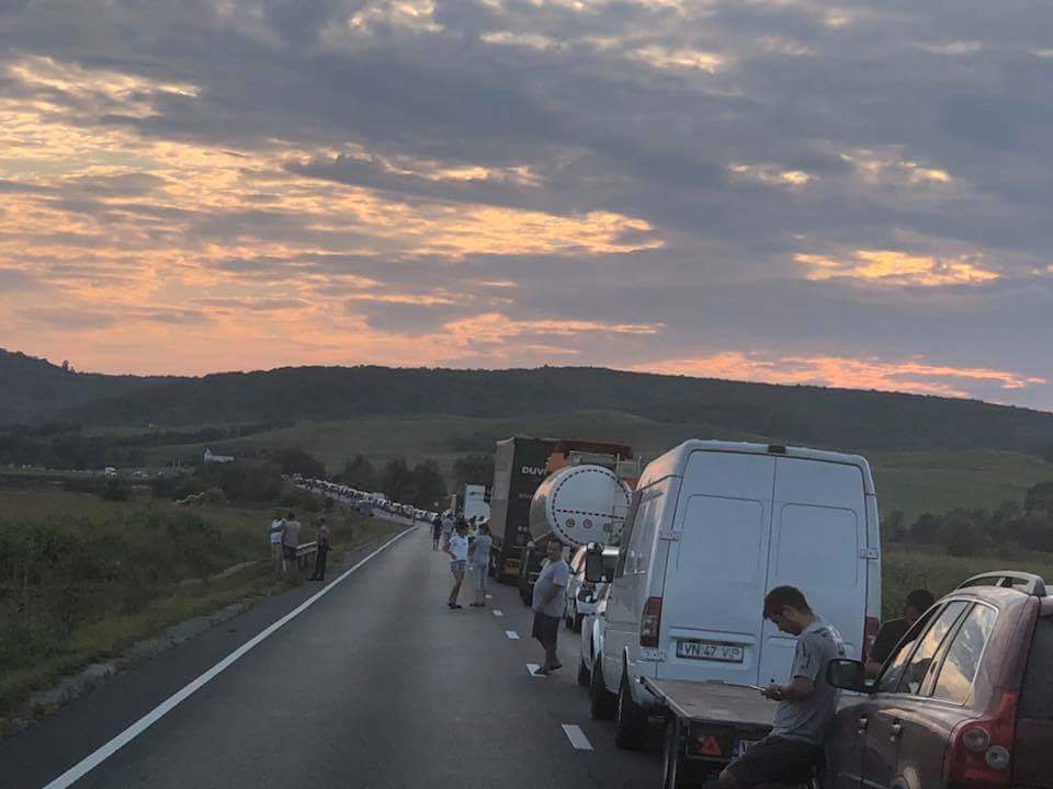 Accident in lant, pe un pod, in zona localitatii Bradu