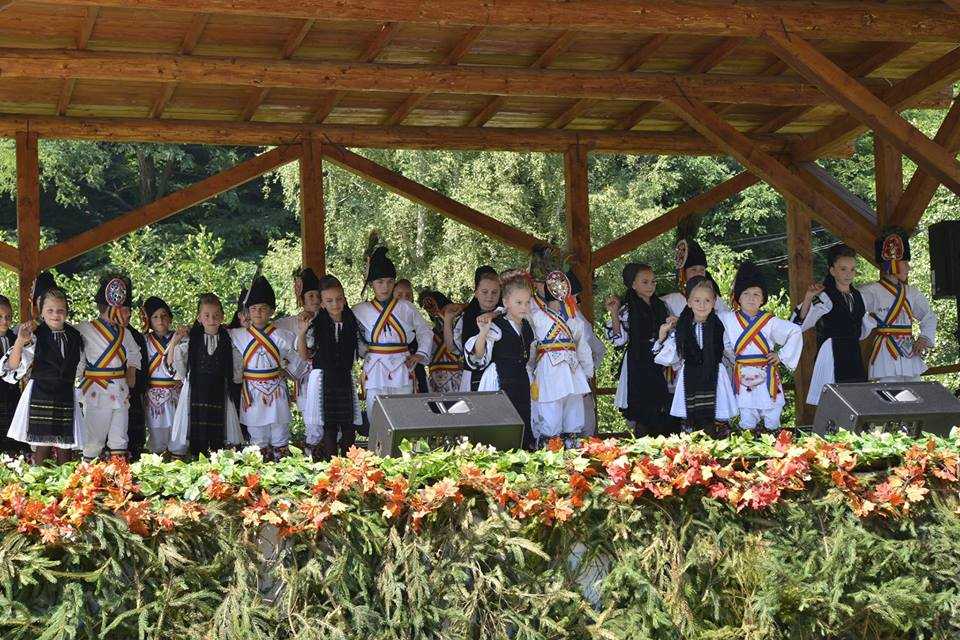 Sărbătoare mare la Rășinari! Bulzul gigant și tradițiile ciobănești, vedetele Festivalului Brânzei și al Țuicii