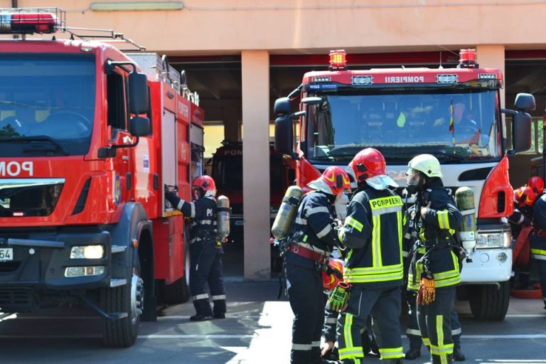 Incendiu într-un bloc din Sibiu. Două persoane au fost transportate la spital