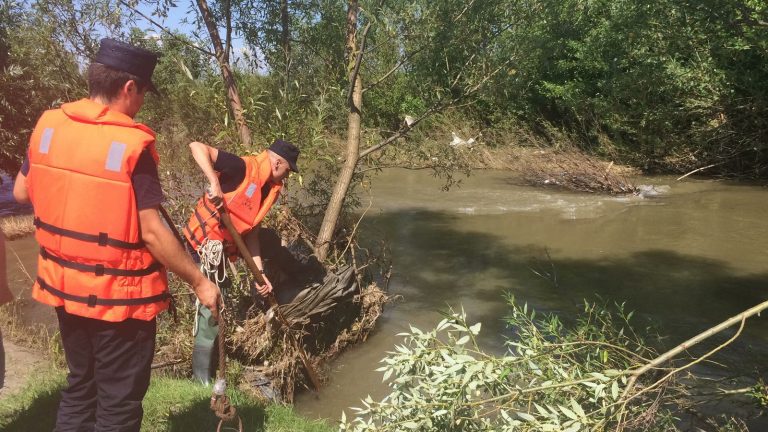 FOTO – Persoană posibil înecată, căutată în Cibin