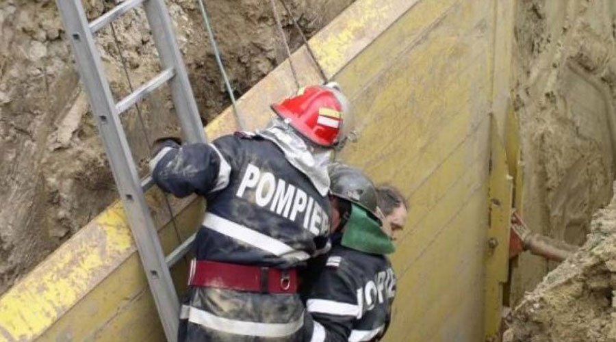 3 bărbați prinși sub un mal surpat. ISU Sibiu intervine cu mai multe echipaje