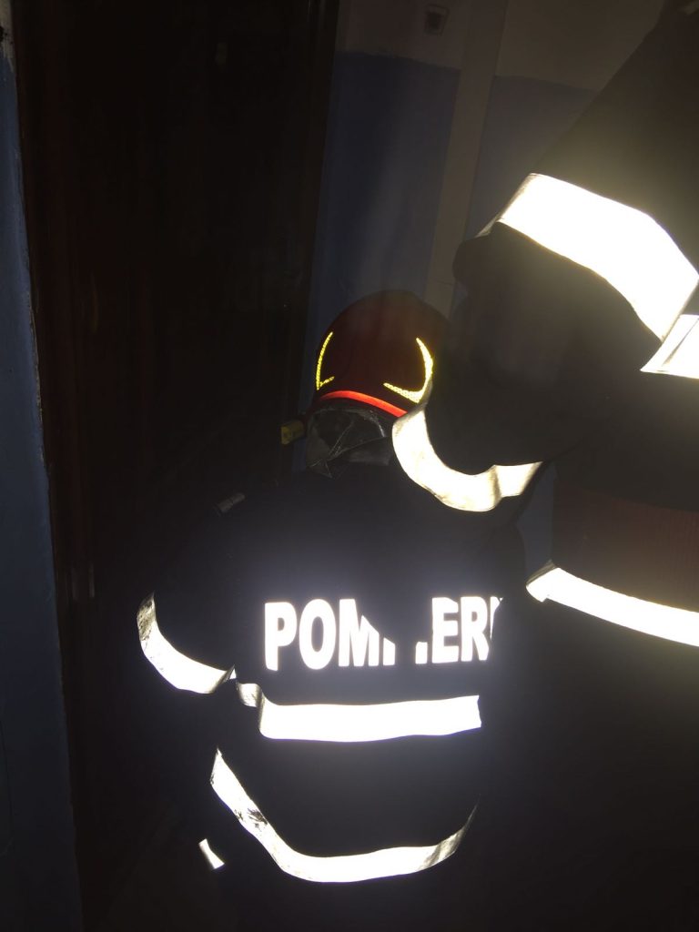 Un bărbat a ajuns la spital în urma unui incendiu provocat cu benzină în subsolul casei
