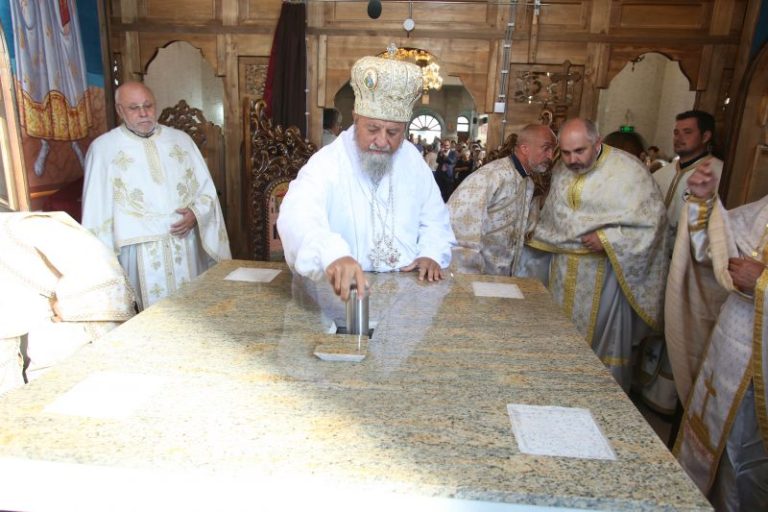FOTO – Mitropolitul Ardealului a sfințit Biserica „Sfântul Dimitrie” din Mediaș