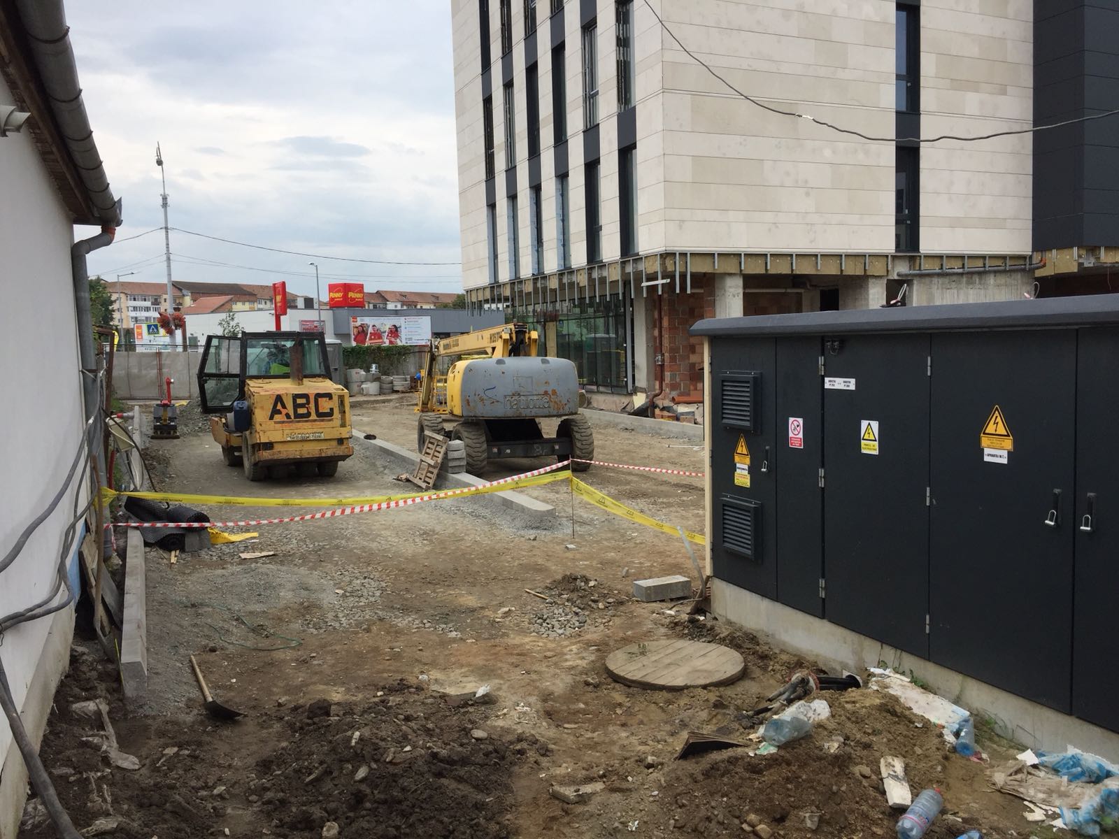 UPDATE: Trei muncitori electrocutați pe un șantier din Sibiu