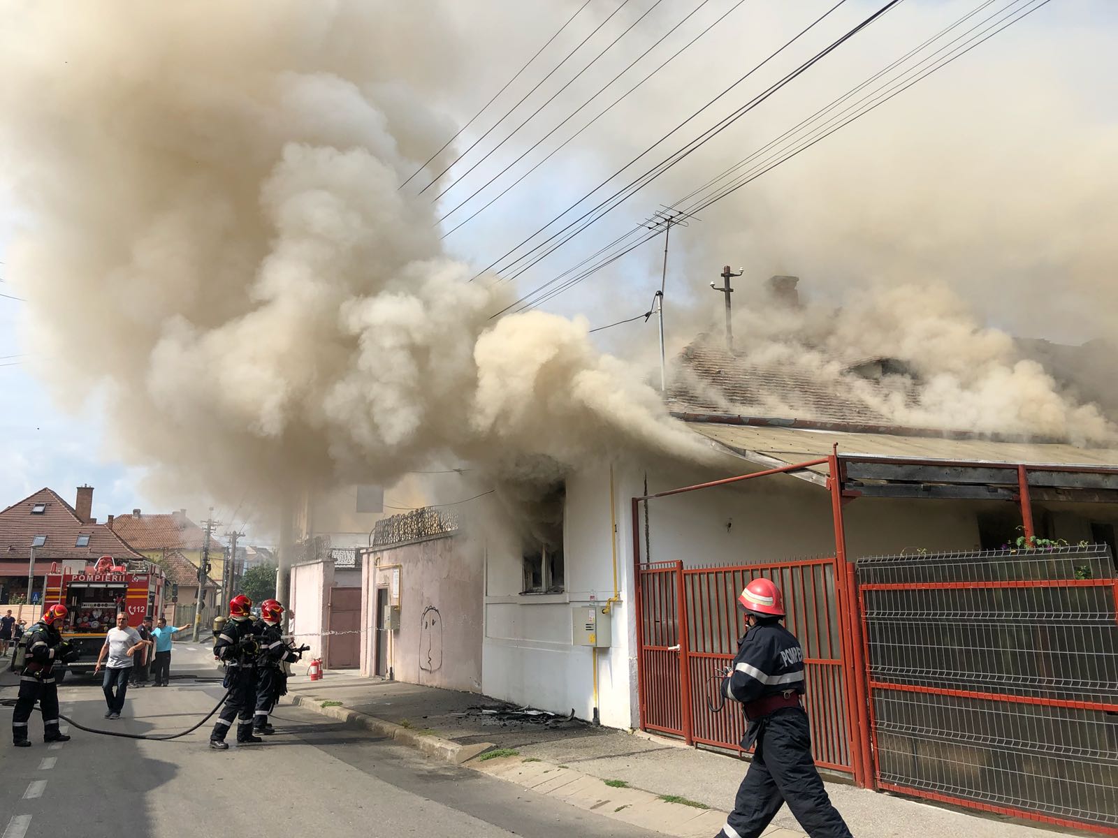 FOTO: Incendiu pe strada Reșița! O casă a luat foc