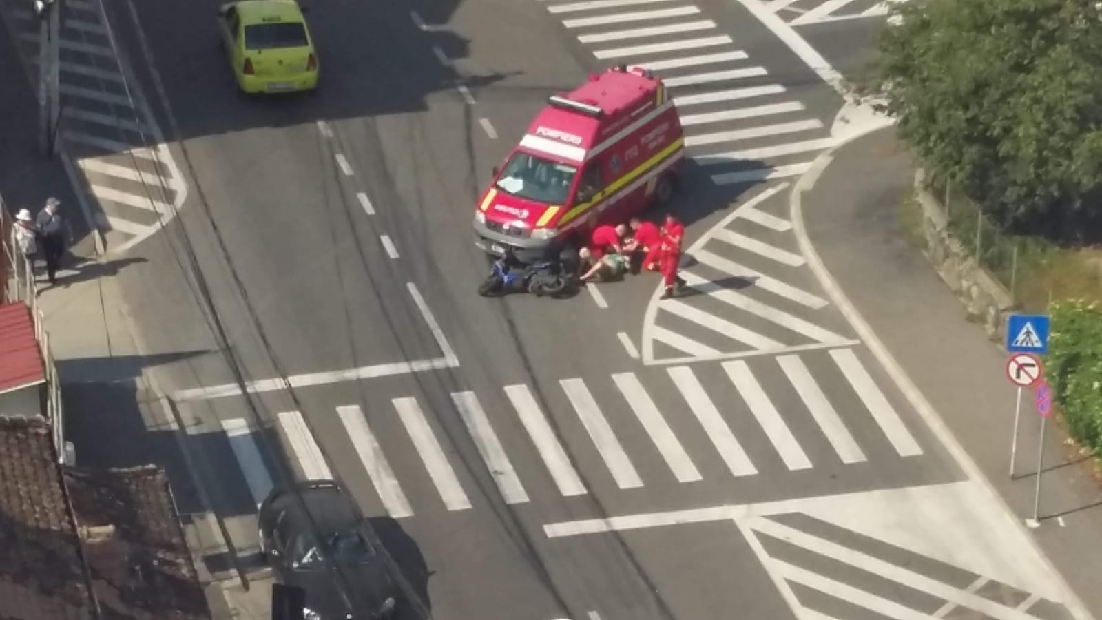 FOTO: O ambulanță SMURD a lovit un mopedist, bărbatul este rănit